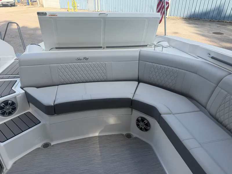 Slide: The Image of Sea Ray SLX 350 2025 - 13