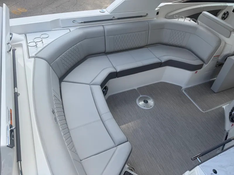 Slide: The Image of Sea Ray SLX 350 2025 - 11