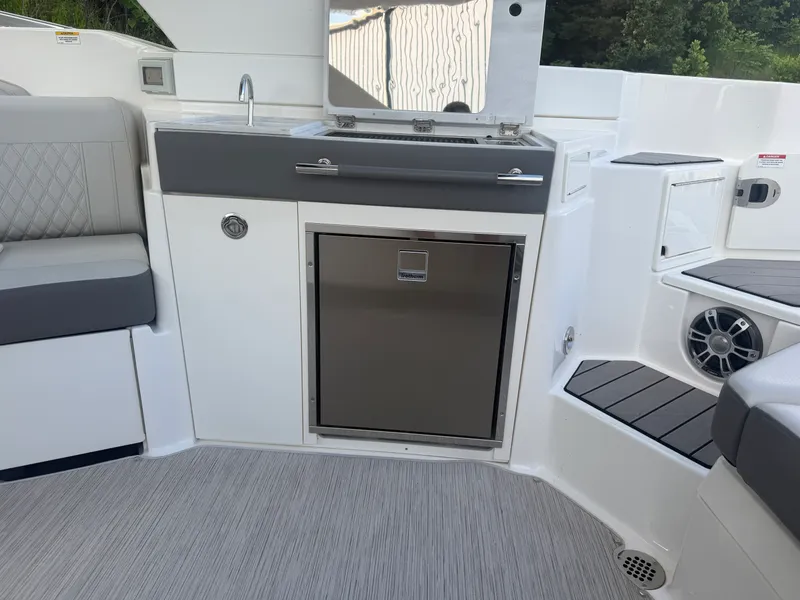 Slide: The Image of Sea Ray SLX 350 2025 - 20