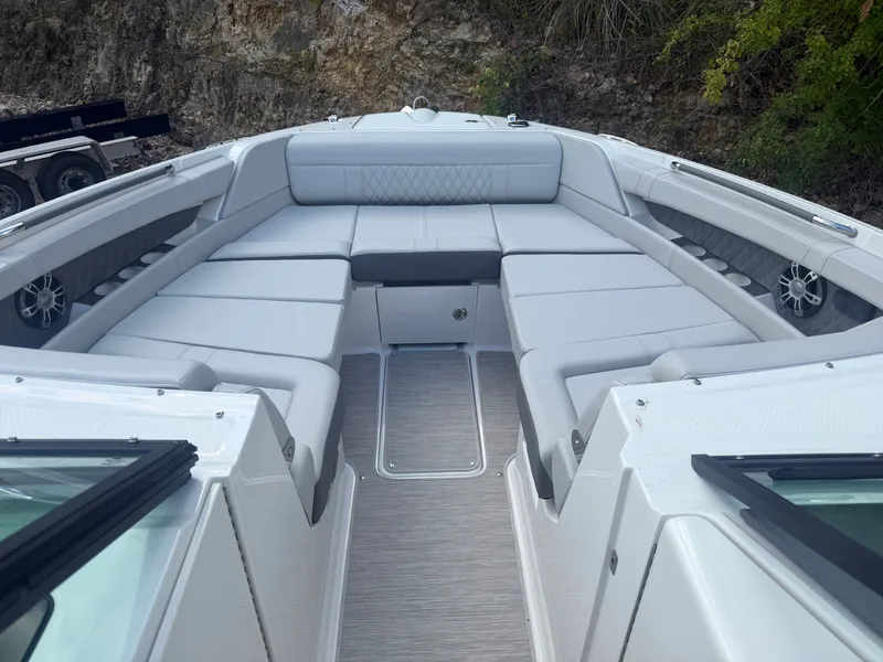 Slide: The Image of Sea Ray SLX 350 2025 - 22