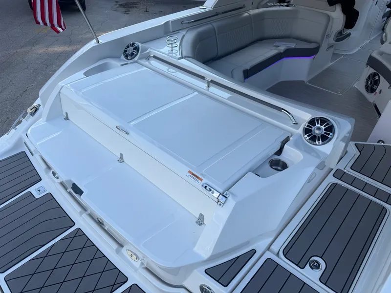 Slide: The Image of Sea Ray SLX 350 2025 - 31