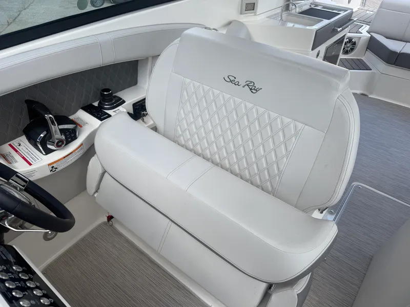 Slide: The Image of Sea Ray SLX 350 2025 - 16