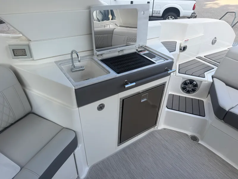 Slide: The Image of Sea Ray SLX 350 2025 - 12