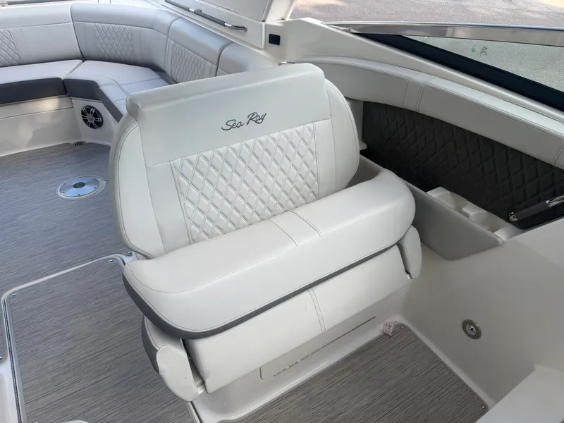 Slide: The Image of Sea Ray SLX 350 2025 - 17