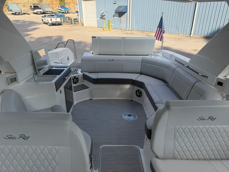 Slide: The Image of Sea Ray SLX 350 2025 - 18