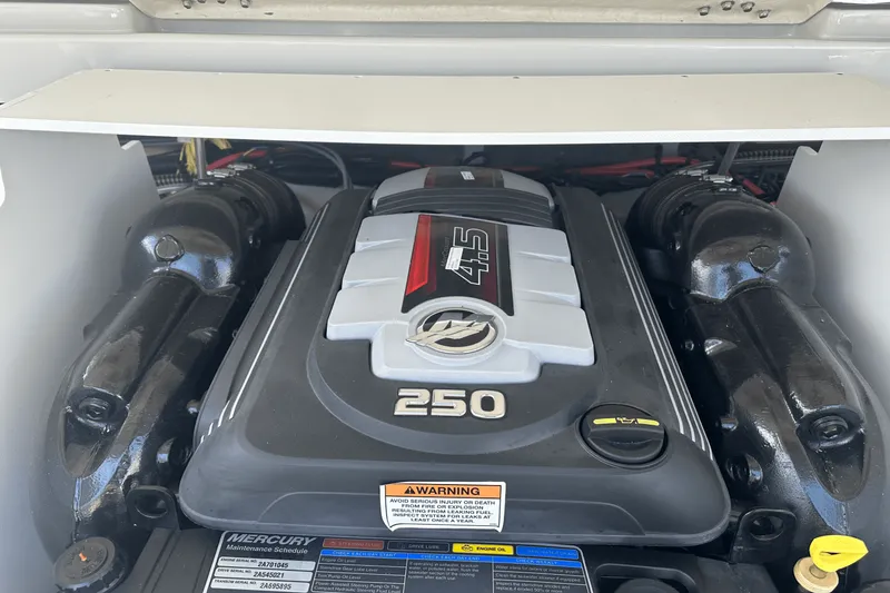 Slide: The Image of Crownline Boats 210 SS 2022 - 10