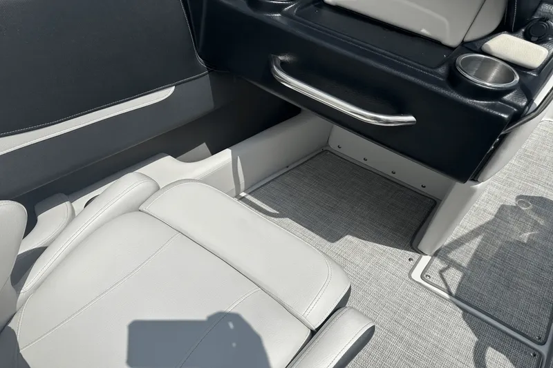 Slide: The Image of Crownline Boats 210 SS 2022 - 21