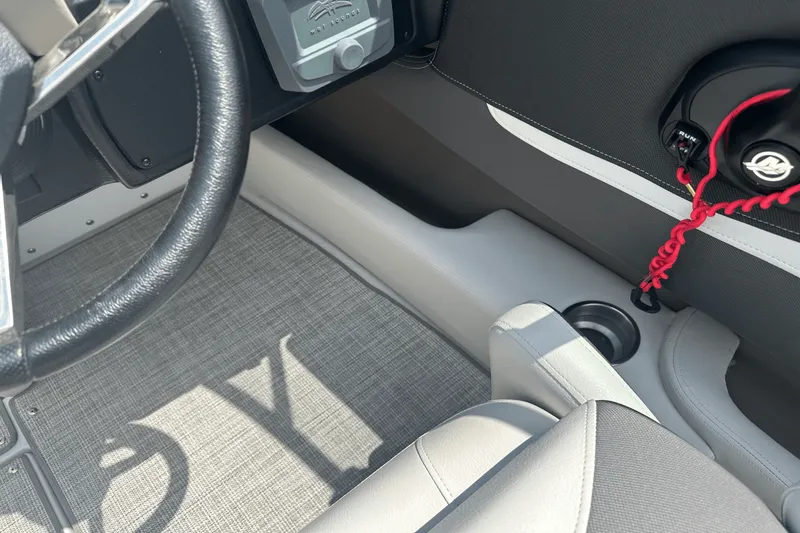 Slide: The Image of Crownline Boats 210 SS 2022 - 22