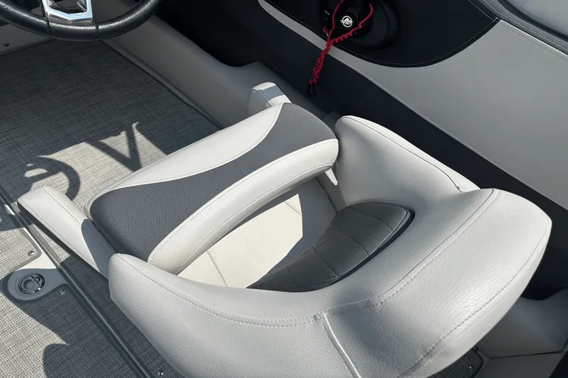 Slide: The Image of Crownline Boats 210 SS 2022 - 9