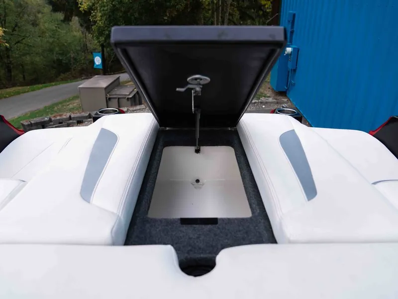 Slide: The Image of MasterCraft Xstar S 2022 - 18