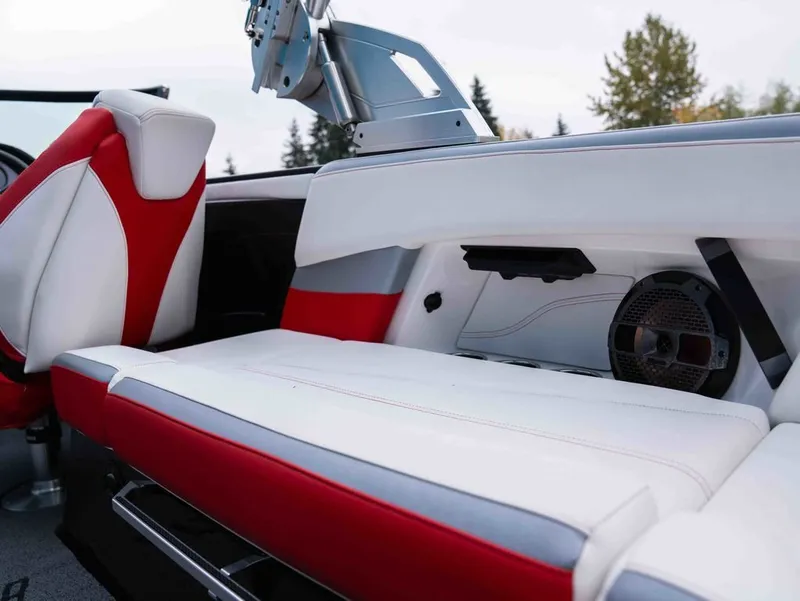 Slide: The Image of MasterCraft Xstar S 2022 - 16