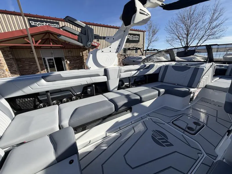 Slide: The Image of Malibu 25 LSV 2026 - 25
