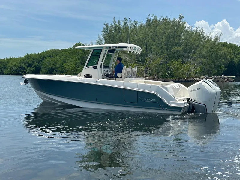 Slide: The Image of Boston Whaler 280 Outrage 2026 - 14