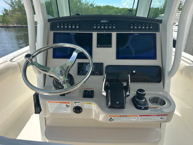 Slide: The Image of Boston Whaler 280 Outrage 2026 - 22