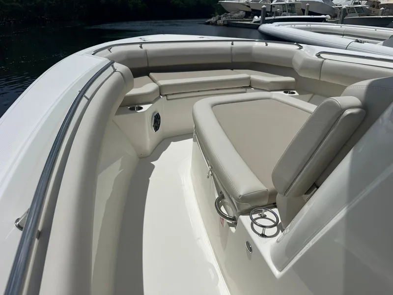Slide: The Image of Boston Whaler 280 Outrage 2026 - 18