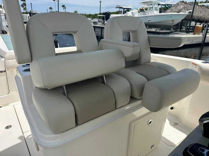 Slide: The Image of Boston Whaler 280 Outrage 2026 - 24