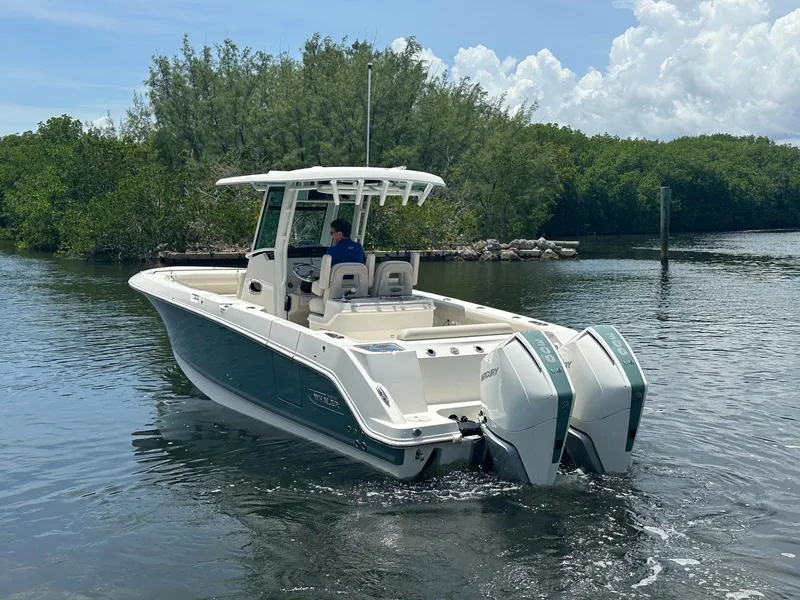 Slide: The Image of Boston Whaler 280 Outrage 2026 - 12
