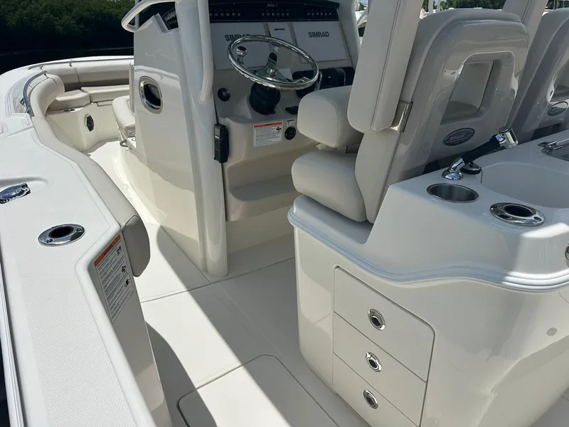 Slide: The Image of Boston Whaler 280 Outrage 2026 - 25
