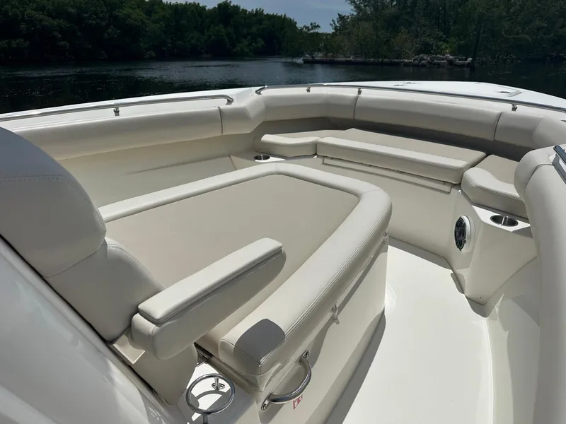 Slide: The Image of Boston Whaler 280 Outrage 2026 - 19