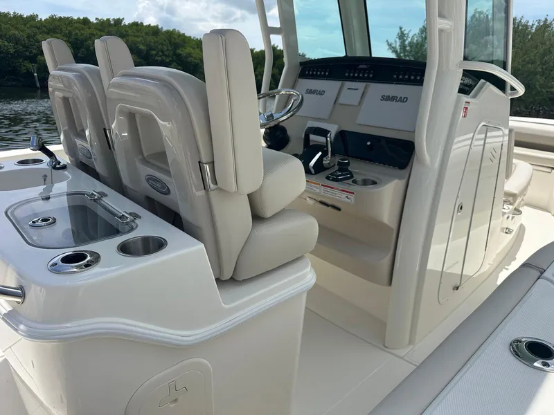 Slide: The Image of Boston Whaler 280 Outrage 2026 - 21