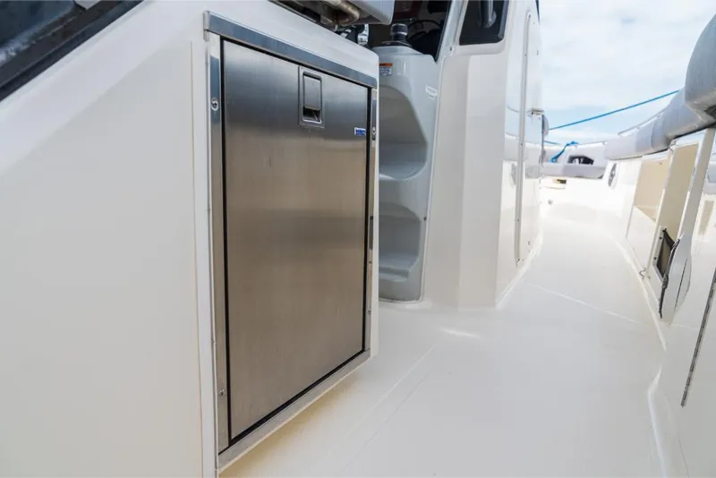 Slide: The Image of Boston Whaler 360 Outrage 2026 - 101