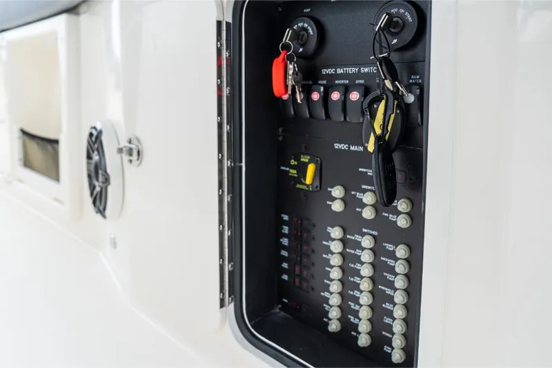 Slide: The Image of Boston Whaler 360 Outrage 2026 - 81