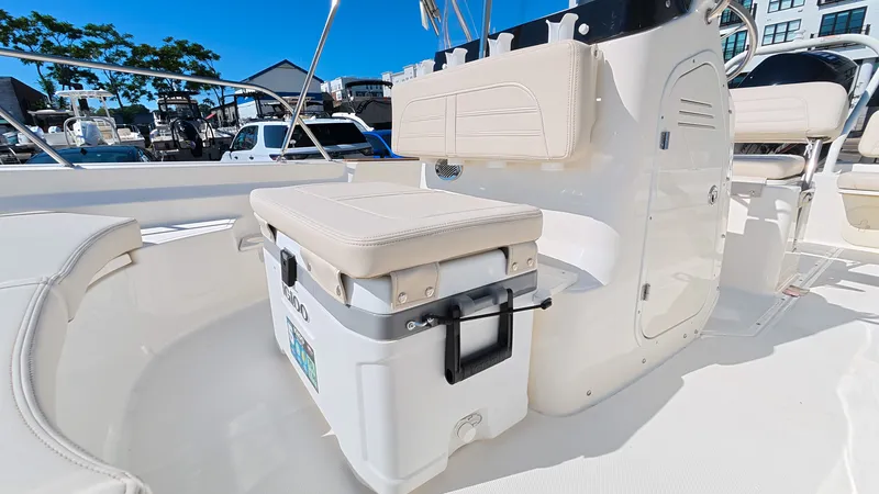 Slide: The Image of Boston Whaler 170 Montauk 2026 - 17