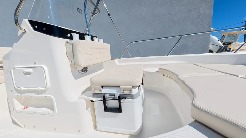Slide: The Image of Boston Whaler 170 Montauk 2026 - 15