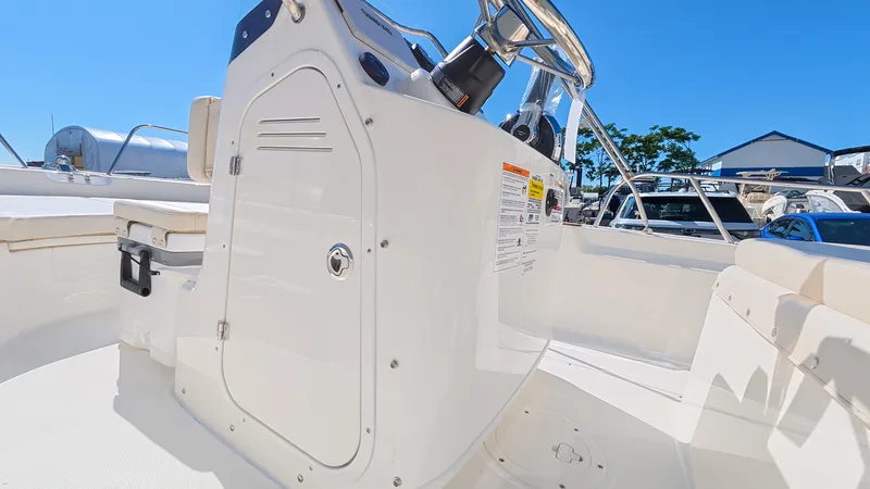 Slide: The Image of Boston Whaler 170 Montauk 2026 - 12