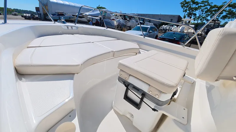 Slide: The Image of Boston Whaler 170 Montauk 2026 - 19