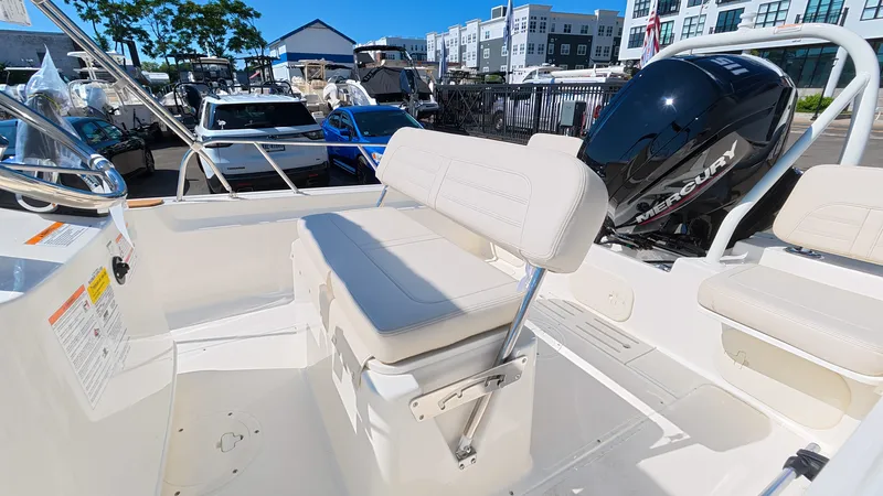 Slide: The Image of Boston Whaler 170 Montauk 2026 - 14