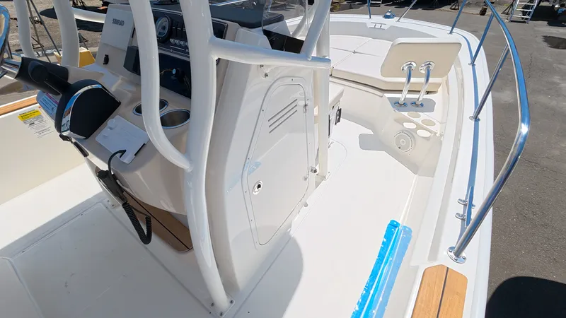 Slide: The Image of Boston Whaler 210 Montauk 2026 - 17