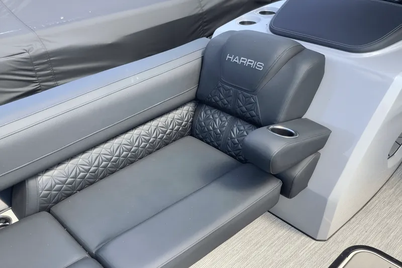 Slide: The Image of Harris Grand Mariner 250 2026 - 33