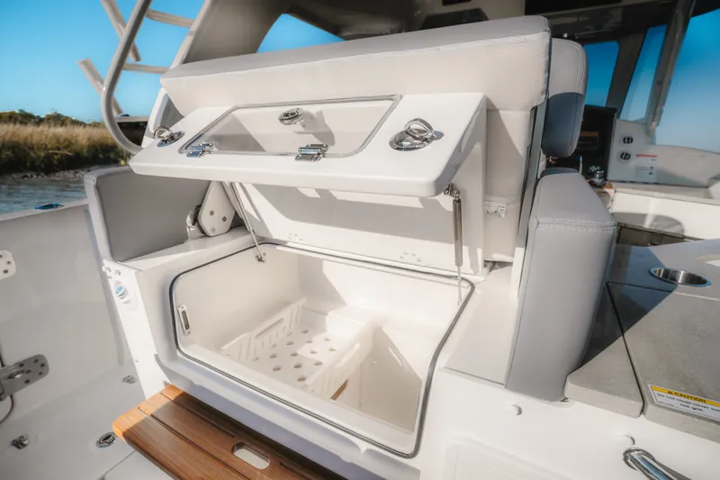 Slide: The Image of Boston Whaler 350 Realm 2026 - 11