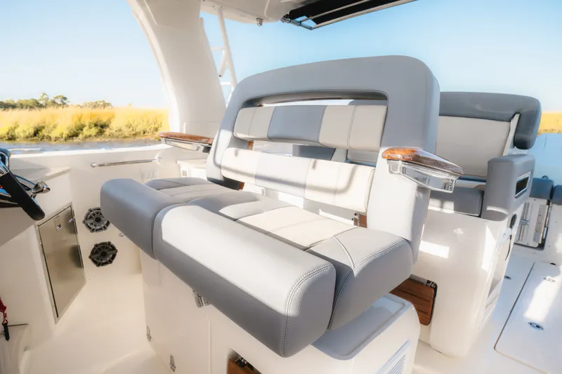 Slide: The Image of Boston Whaler 350 Realm 2026 - 16