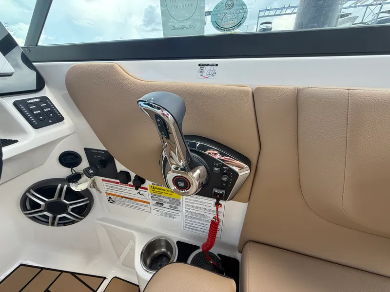 Slide: The Image of Sea Ray SDX 250 Outboard 2026 - 15