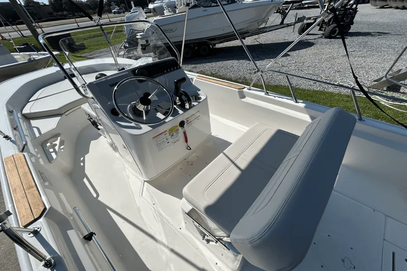 Slide: The Image of Boston Whaler 170 Montauk 2026 - 6