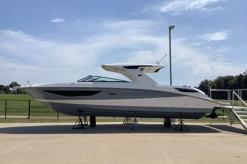 Slide: The Image of Sea Ray SLX 350 2026 - 1