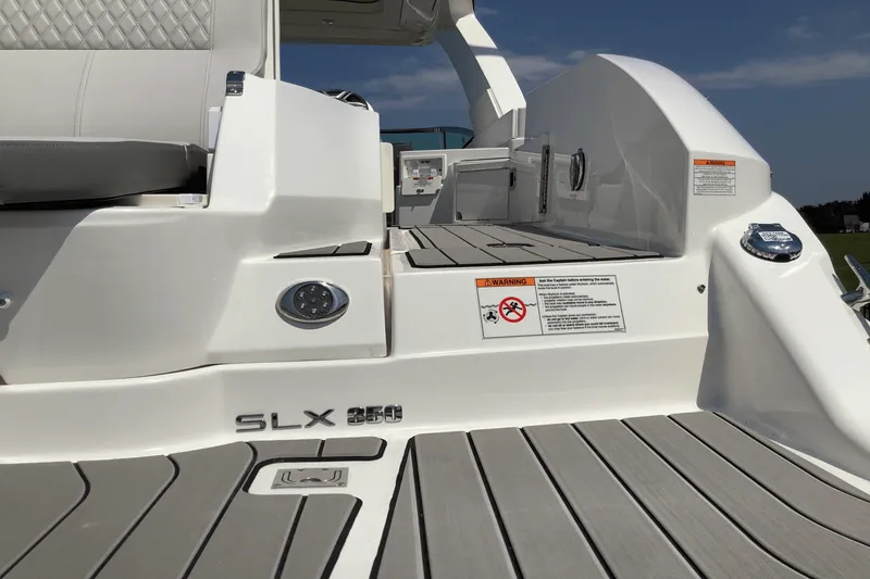 Slide: The Image of Sea Ray SLX 350 2026 - 10