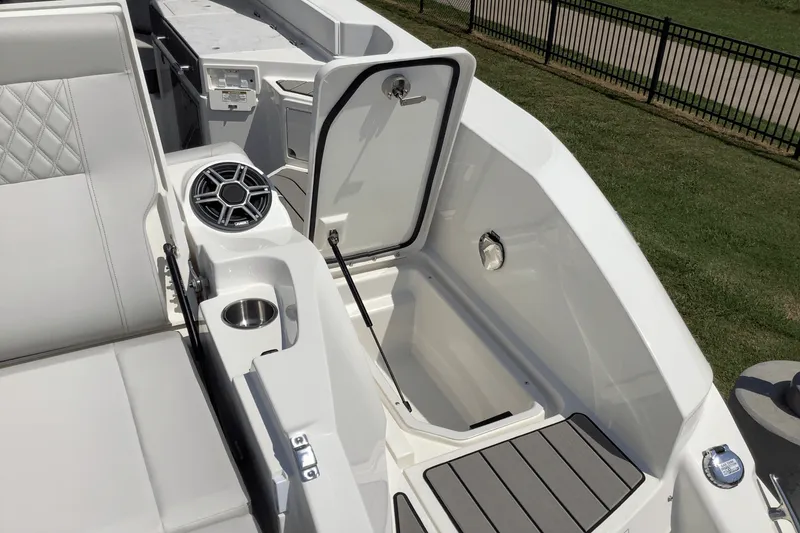 Slide: The Image of Sea Ray SLX 350 2026 - 11