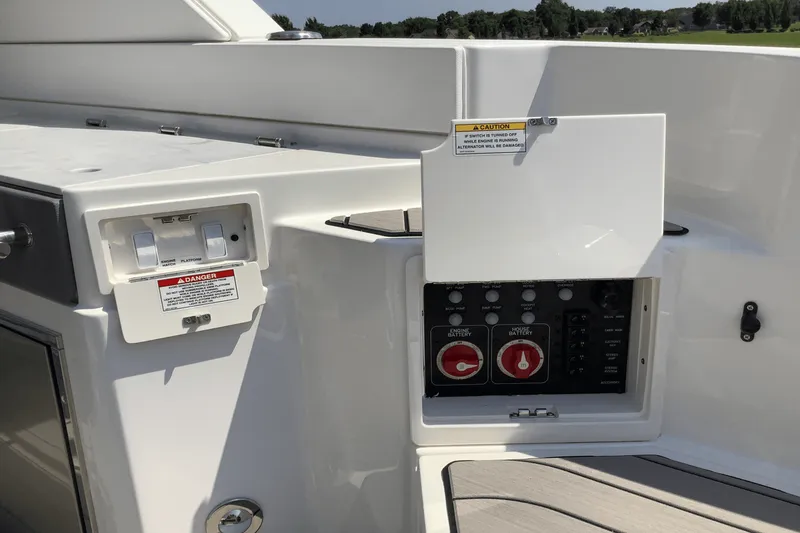 Slide: The Image of Sea Ray SLX 350 2026 - 12