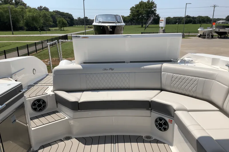 Slide: The Image of Sea Ray SLX 350 2026 - 13