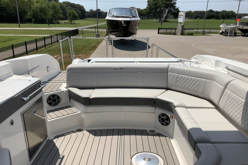 Slide: The Image of Sea Ray SLX 350 2026 - 14