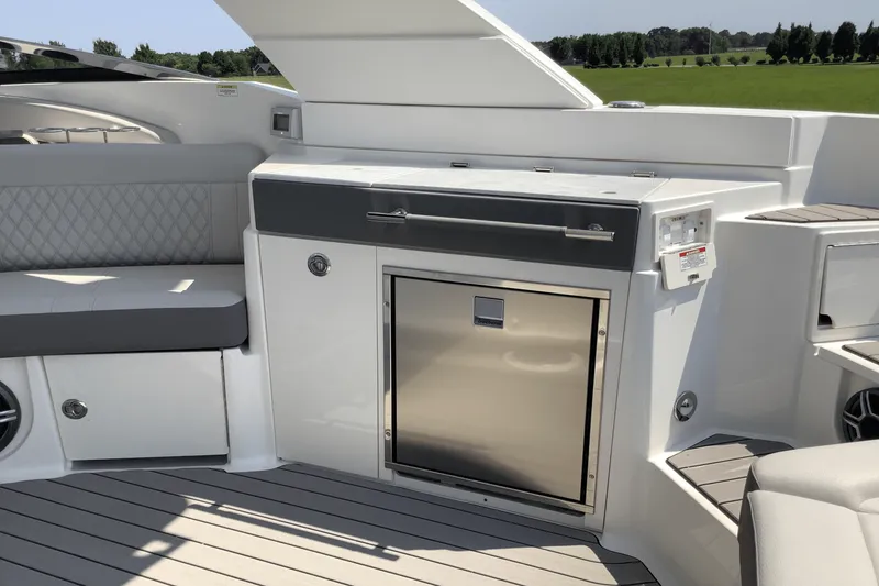 Slide: The Image of Sea Ray SLX 350 2026 - 16