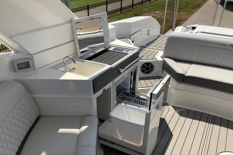 Slide: The Image of Sea Ray SLX 350 2026 - 17