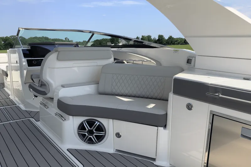 Slide: The Image of Sea Ray SLX 350 2026 - 18