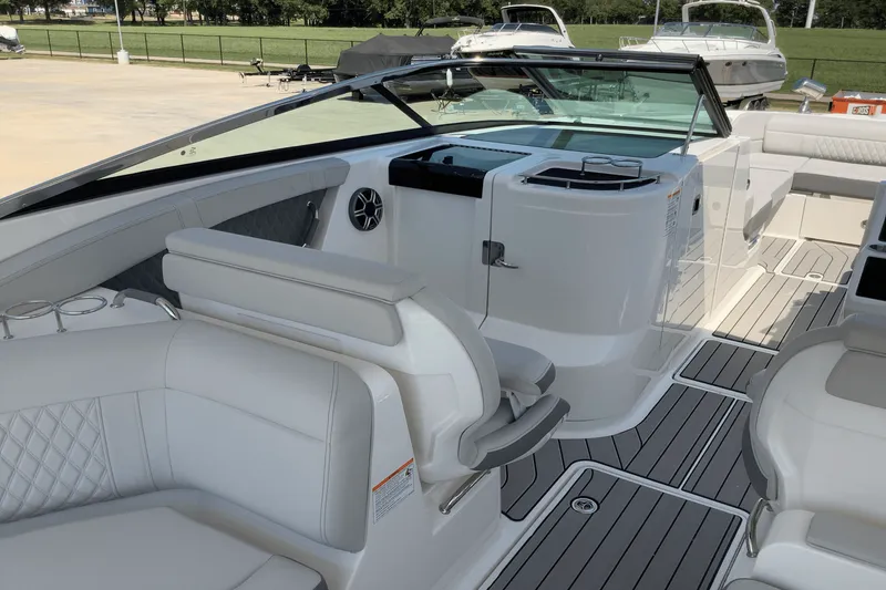 Slide: The Image of Sea Ray SLX 350 2026 - 19