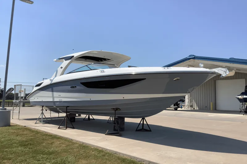 Slide: The Image of Sea Ray SLX 350 2026 - 2
