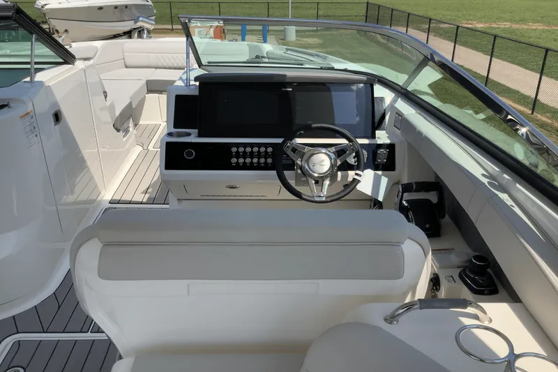 Slide: The Image of Sea Ray SLX 350 2026 - 20