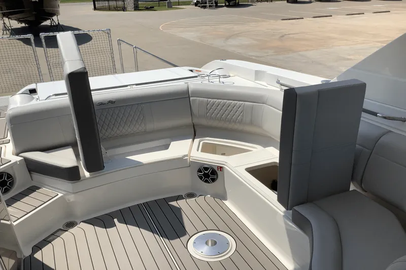 Slide: The Image of Sea Ray SLX 350 2026 - 21